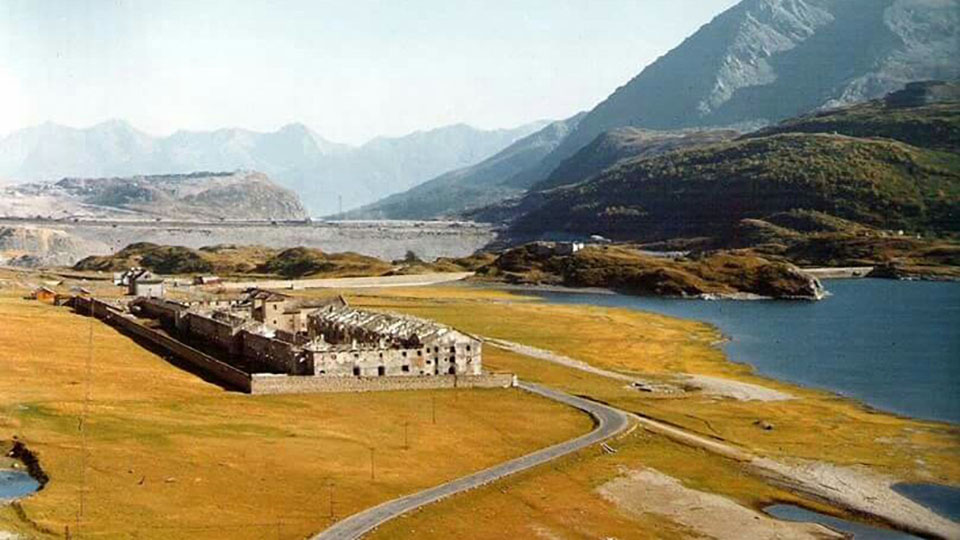 La piana del Moncenisio fino agli anni 60 del secolo scorso: le vecchie dighe e l'abitato con l'ospizio e la chiesa (Mauro Prunotto)